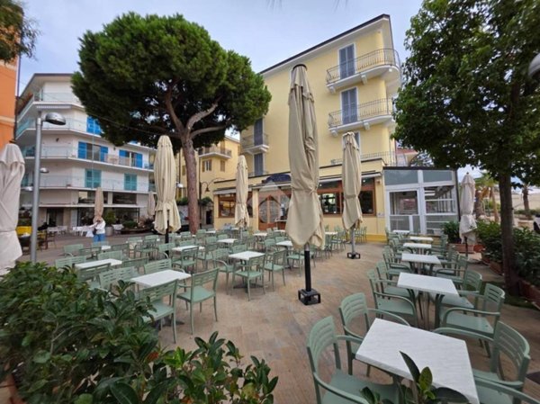 negozio in vendita a Taggia in zona Arma di Taggia