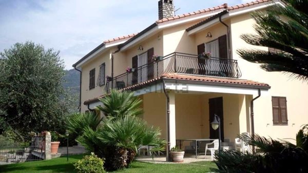 casa indipendente in vendita a Taggia