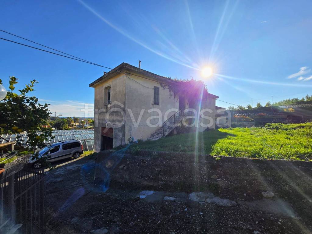 casa indipendente in vendita a Taggia in zona Arma di Taggia