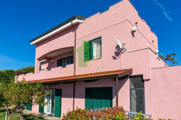 casa indipendente in vendita a Taggia in zona Arma di Taggia