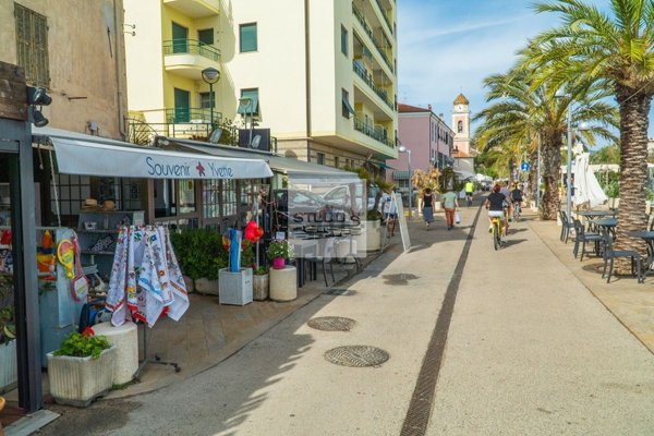 locale commerciale in vendita a Taggia in zona Arma di Taggia