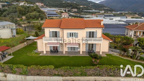 casa indipendente in vendita a Taggia