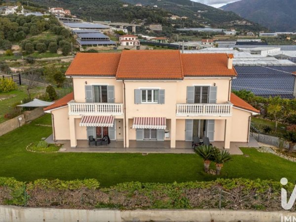 casa indipendente in vendita a Taggia