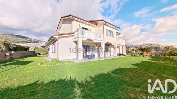 casa indipendente in vendita a Taggia