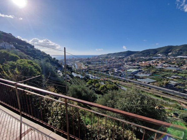 casa indipendente in vendita a Taggia
