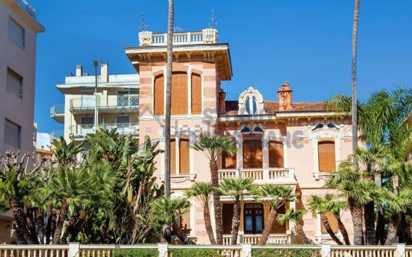 villa in vendita a Taggia in zona Arma di Taggia