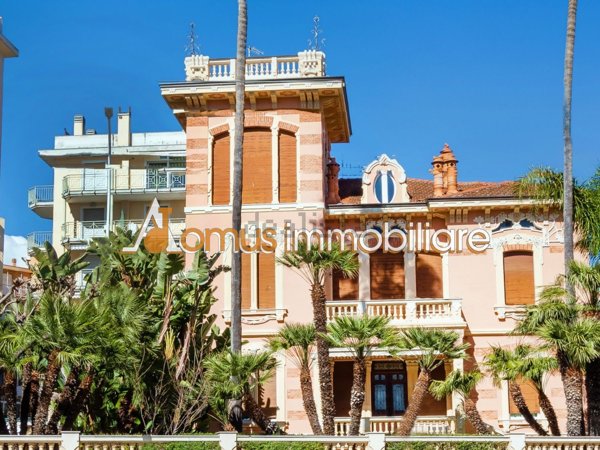 villa in vendita a Taggia in zona Arma di Taggia