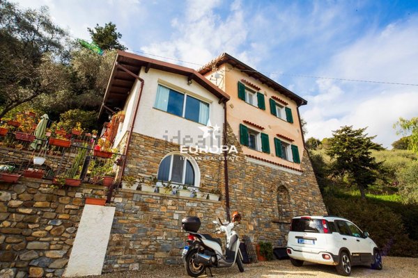casa indipendente in vendita a Taggia
