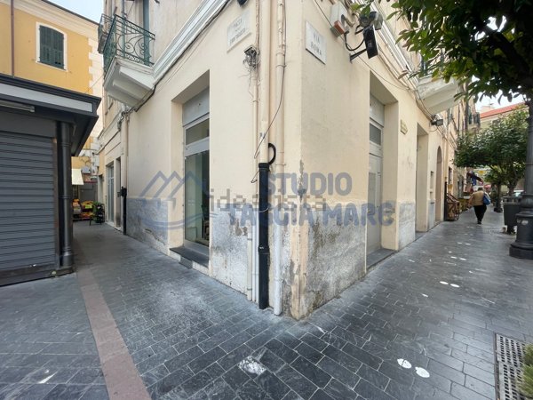locale commerciale in vendita a Taggia
