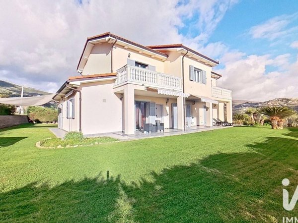 casa indipendente in vendita a Taggia