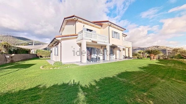 casa indipendente in vendita a Taggia in zona Arma di Taggia