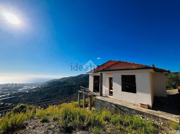 casa indipendente in vendita a Taggia