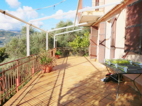 casa indipendente in vendita a Taggia