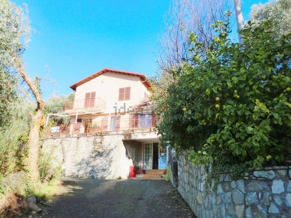 casa indipendente in vendita a Taggia