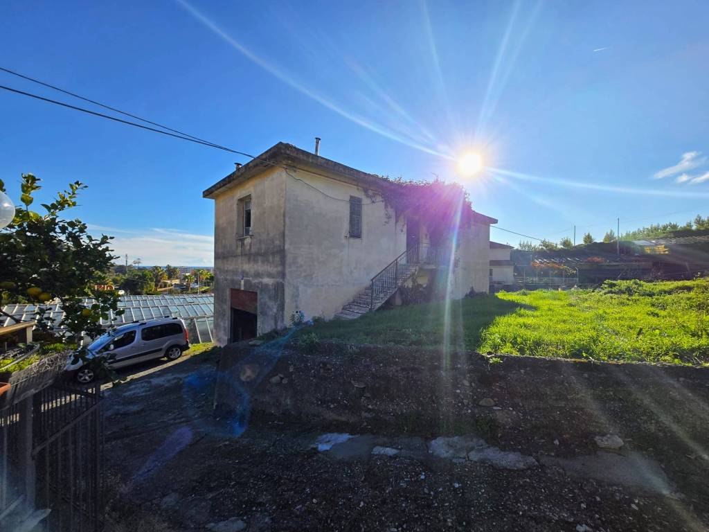 casa indipendente in vendita a Taggia in zona Arma di Taggia
