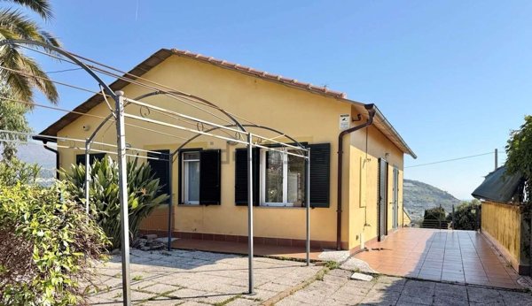 casa indipendente in vendita a Taggia in zona Arma di Taggia