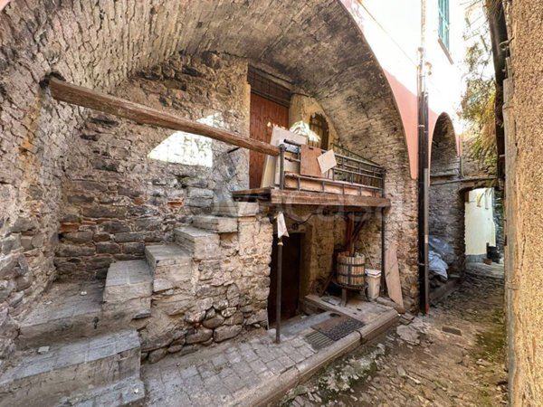 locale commerciale in vendita a Taggia