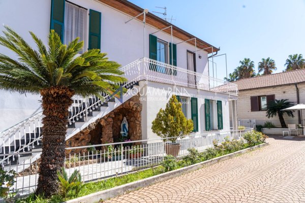 appartamento in vendita a Taggia in zona Arma di Taggia