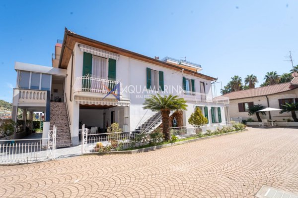 appartamento in vendita a Taggia in zona Arma di Taggia