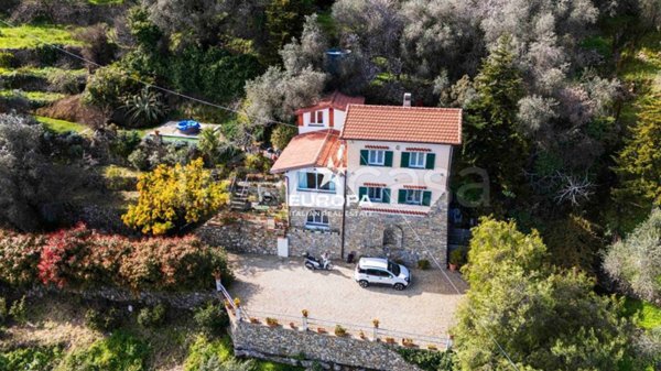 casa indipendente in vendita a Taggia