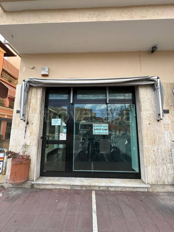 negozio in vendita a Taggia in zona Arma di Taggia