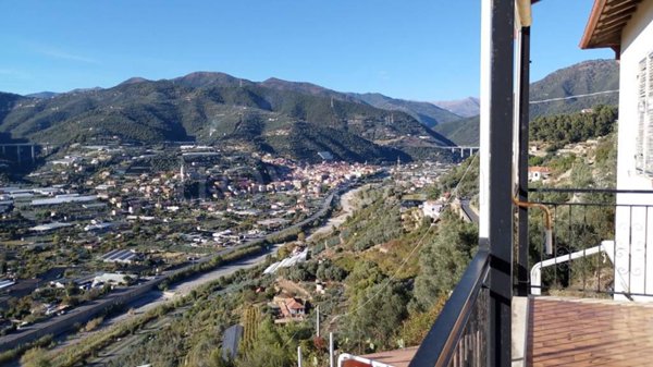 casa indipendente in vendita a Taggia