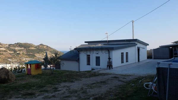 casa indipendente in vendita a Taggia