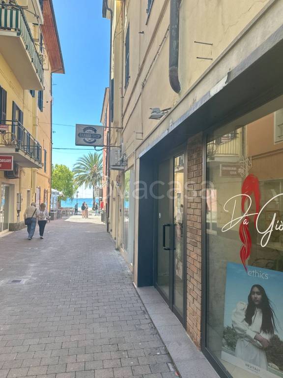 negozio in vendita a Taggia in zona Arma di Taggia