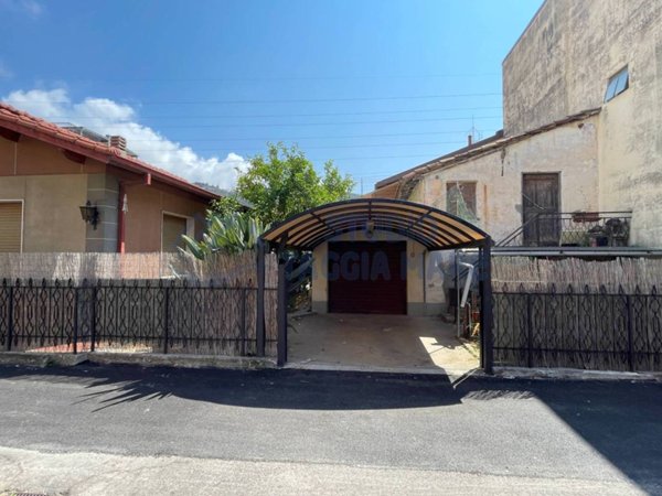 casa indipendente in vendita a Taggia in zona Levà