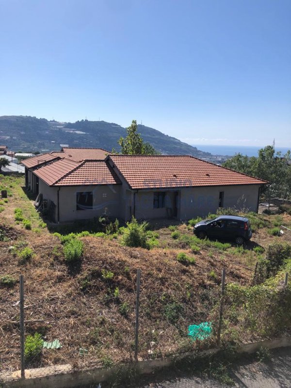 casa indipendente in vendita a Taggia in zona Borghi