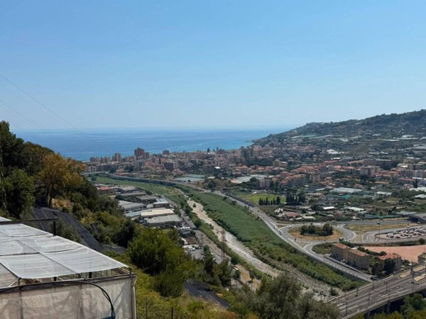 casa indipendente in vendita a Taggia