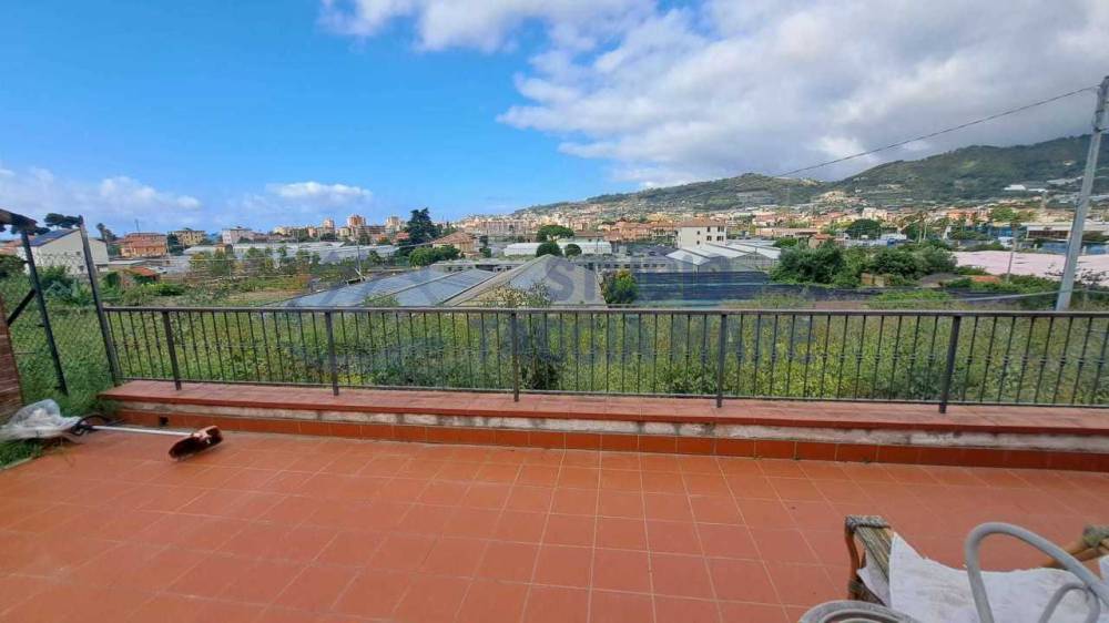 casa indipendente in vendita a Taggia in zona Levà