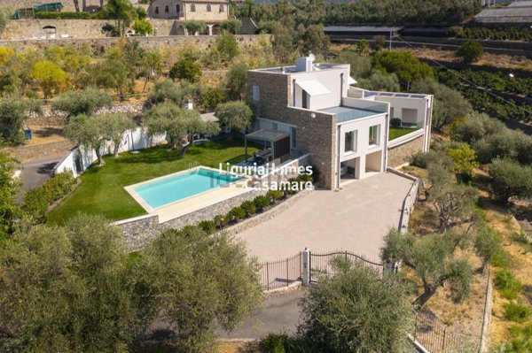 casa indipendente in vendita a Taggia