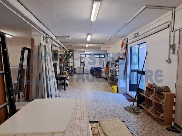 locale commerciale in vendita a Taggia in zona Arma di Taggia