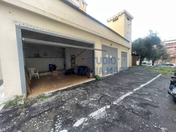 box auto in vendita a Taggia in zona Arma di Taggia