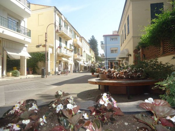 negozio in vendita a Taggia in zona Arma di Taggia