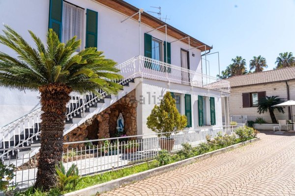 appartamento in vendita a Taggia in zona Arma di Taggia