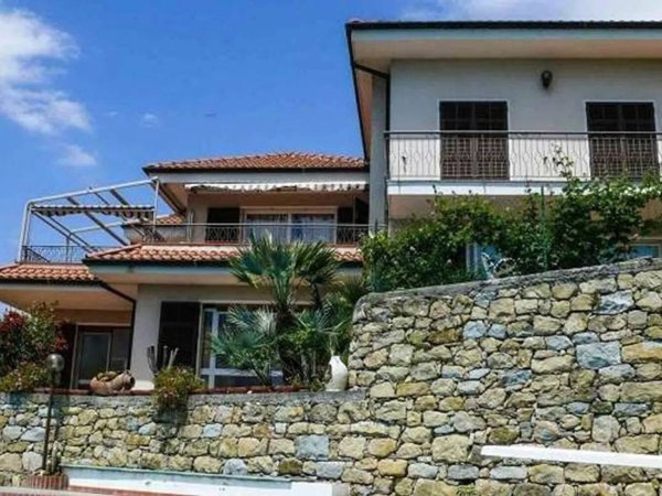 casa indipendente in vendita a Vallecrosia