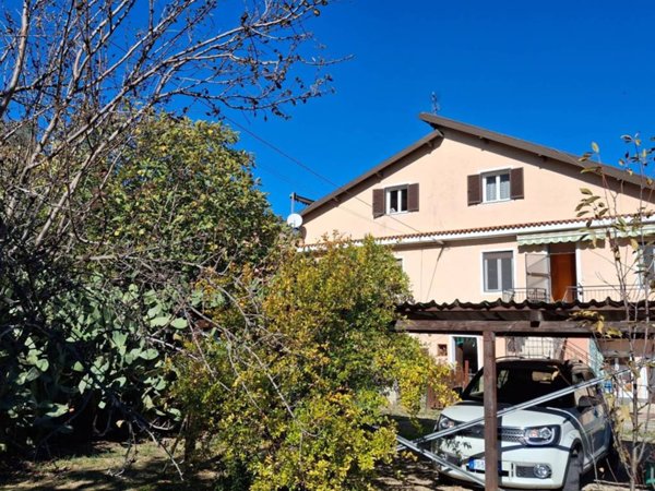 casa indipendente in vendita a Vallecrosia in zona Vallecrosia Alta