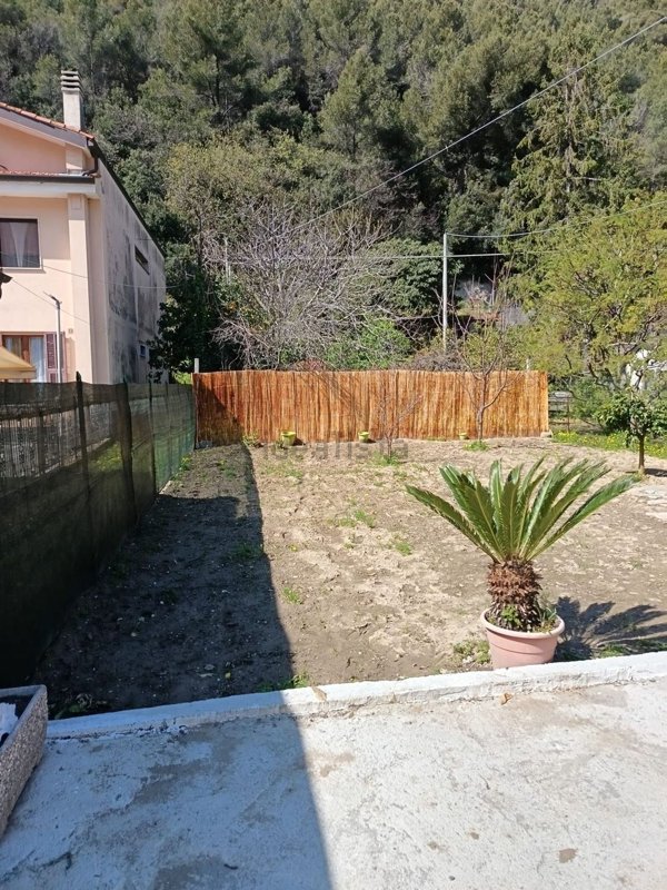 casa indipendente in vendita a Vallecrosia in zona Vallecrosia Alta
