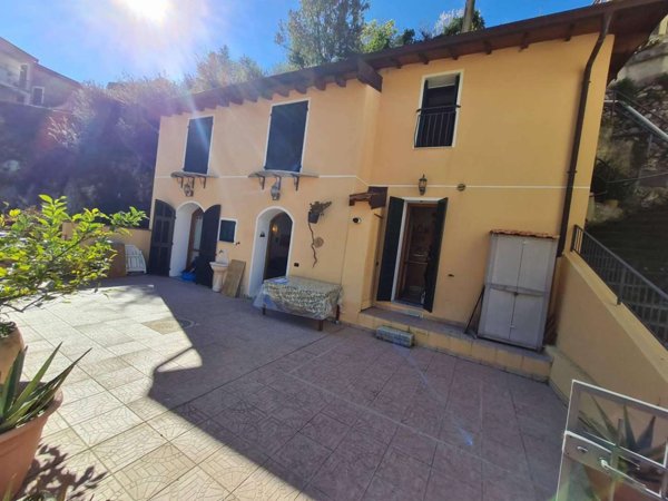 casa indipendente in vendita a Ventimiglia in zona Torri