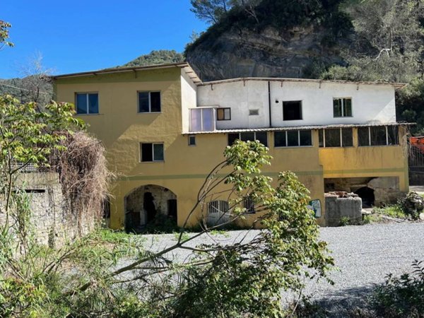 locale commerciale in vendita a Ventimiglia in zona Trucco