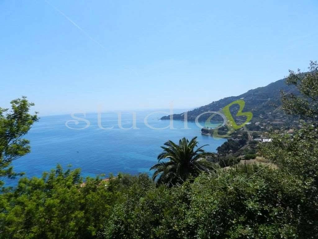 casa indipendente in vendita a Ventimiglia in zona Latte