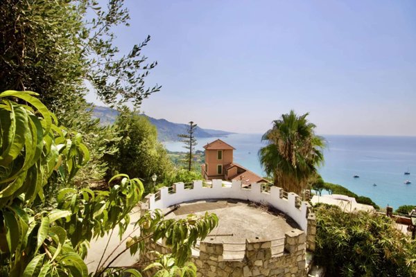 casa indipendente in vendita a Ventimiglia in zona Latte