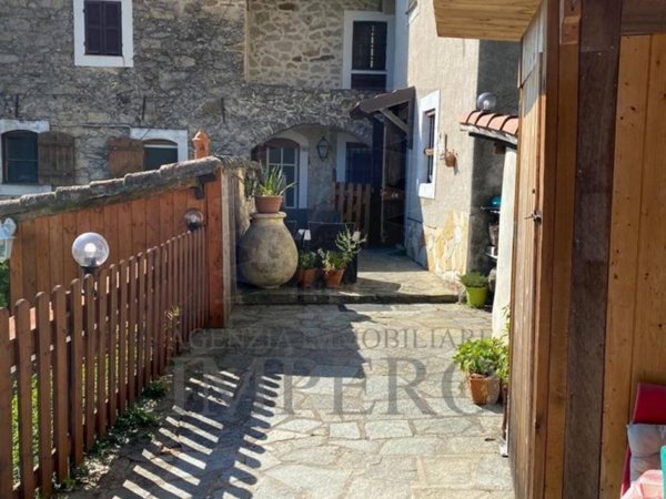 casa semindipendente in vendita a Ventimiglia in zona Sealza