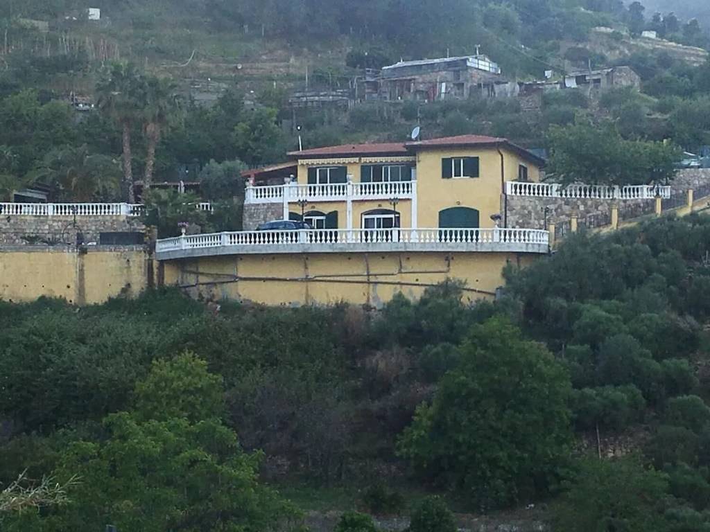 casa indipendente in vendita a Ventimiglia in zona Latte