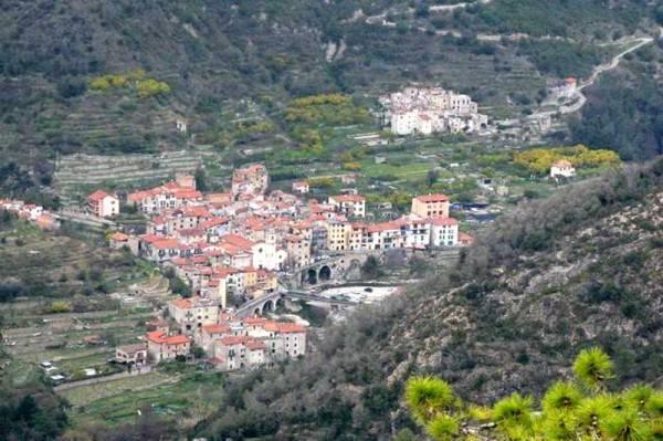 casa indipendente in vendita a Ventimiglia in zona Calvo