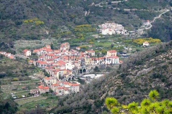 casa indipendente in vendita a Ventimiglia in zona Calvo
