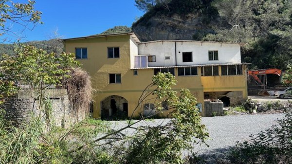 locale commerciale in vendita a Ventimiglia in zona Trucco