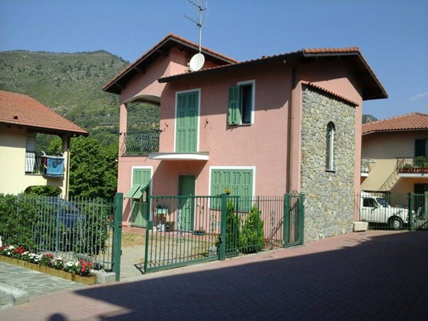 casa indipendente in vendita a Ventimiglia in zona Trucco